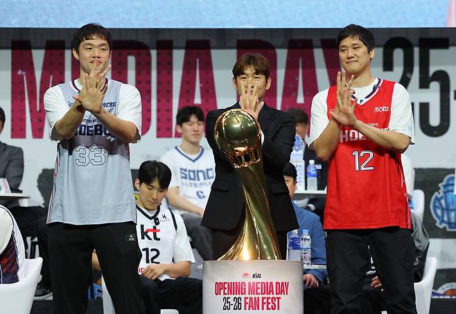 29일 서울 용산구 블루스퀘어에서 열린 ‘2025-2026시즌 프로농구 개막 미디어데이 & 팬페스트’ 행사에서 현대모비스 양동근 감독, 함지훈, 이승현이 포즈를 취하고 있다. 사진 | 연합뉴스