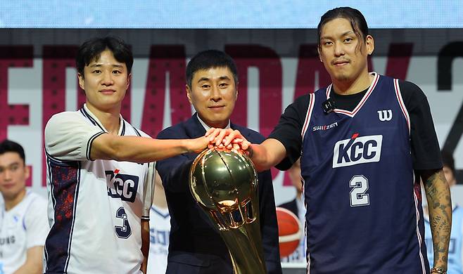 29일 서울 용산구 블루스퀘어에서 열린 ‘2025-2026시즌 프로농구 개막 미디어데이 & 팬페스트’ 행사에서 KCC 이상민 감독, 허웅, 최준용이 포즈를 취하고 있다. 사진 | 연합뉴스