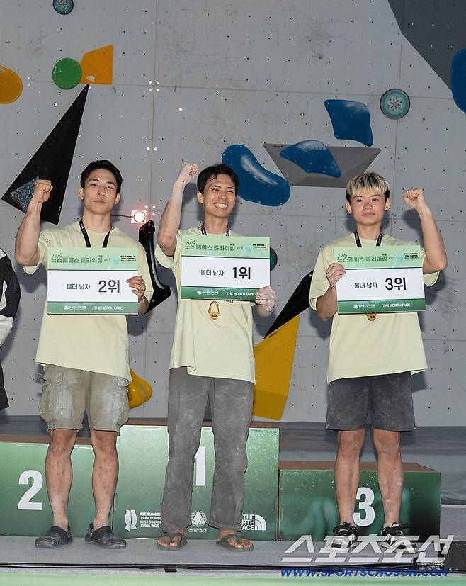 영원아웃도어(대표 성기학)의 글로벌 아웃도어 브랜드 노스페이스와 대한산악연맹이 공동 주최·주관한 '제29회 노스페이스컵 전국 스포츠클라이밍대회'가 27일 서울 올림픽공원 한얼광장에서 성황리에 개최됐다. 여자 볼더 부문 입상자인 류다흰, 이슬 및 김소림 선수(좌측부터)가 시상식에서 환하게 웃고 있다.
