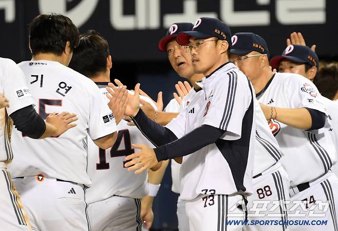 18일 잠실구장에서 열린 두산 베어스와 키움 히어로즈의 경기. 9회말 대타 홍성호 끝내기 안타로 연패를 끊은 두산 조성환 감독대행이 기뻐하고 있다. 잠실=박재만 기자 pjm@sportschosun.com/2025.09.18/