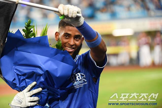 25일 대구 라이온즈파크에서 열린 삼성 라이온즈와 키움 히어로즈 경기. 8회말 2사 1,3루 삼성 디아즈가 스리런포를 날린 뒤 환호하고 있다. 2015시즌 삼성 나바로가 가지고 있던 외국인 타자 단일 시즌 최다 홈런(48홈런) 기록을 디아즈(49홈런)가 다시 세웠다.  대구=박재만 기자 pjm@sportschosun.com/2025.09.25/