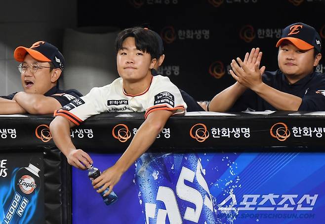 29일 대전 한화생명볼파크에서 열린 LG-한화전. 3회까지 무실점으로 호투한 정우주가 4회 교체된 후 여유있게 경기를 지켜보고 있다. 대전=정재근 기자 cjg@sportschosun.com/2025.9.29/