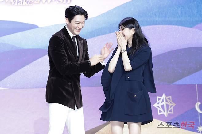 넷플릭스 오리지널 시리즈 '다 이루어질지니' 제작발표회에 참석한 배우 김우빈, 수지. 25.9.29ⓒ이혜영 기자 lhy@hankooki.com