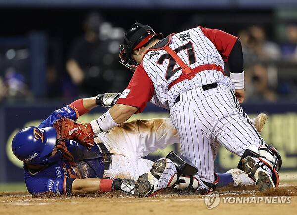 손아섭에게 홈플레이트를 내주는 박동원. ⓒ연합뉴스