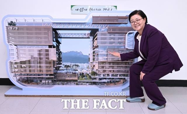 이순희 강북구청장이 22일 서울 강북구 수유동 강북구청 집무실에서 <더팩트>와 인터뷰하며 2028년 완공 예정인 신청사를 소개하고 있다./이새롬 기자