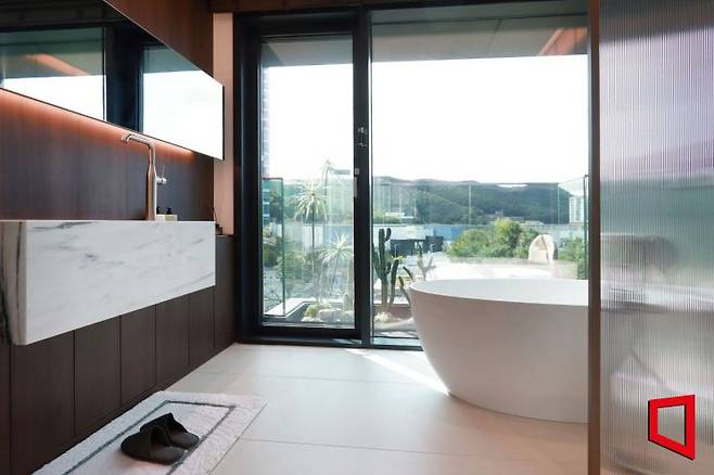 삼성물산 건설부문이 경기도 용인시 기흥구 동백지구에 차세대 주거 기술을 적용한 넥스트 홈 테스트베드를 완성했다. 모듈형 조립식 욕실 '넥스트 바스' 모습. 삼성물산 제공