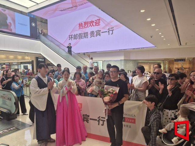 신라면세점 서울점을 찾은 중국인 단체관광객들이 환영행사에서 기념촬영하고 있다. 김흥순 기자