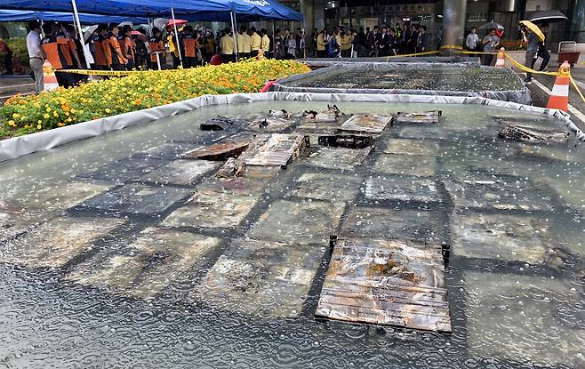 28일 오전 대전 유성구 국가정보자원관리원 화재로 인해 불에 탄 리튬이온 배터리가 소화수조에 담겨 있다. 무정전 전원장치(UPS)용 리튬이온 배터리 화재로 정부 전산 서비스가 중단됐다. /신현종 기자