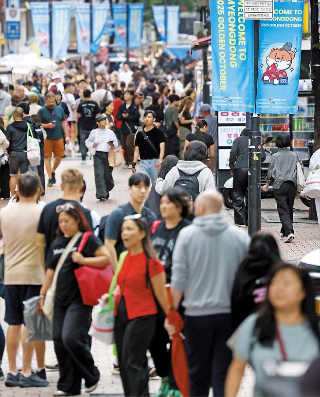 관광객으로 북적이는 명동  10월 황금 연휴를 맞아 관광객을 환영하는 내용의 현수막이 28일 서울 명동 거리에 펄럭이고 있다. 29일부터 국내외 여행사가 모집한 3인 이상 중국인 단체 관광객은 비자 없이 입국해 최대 15일 동안 국내 관광을 할 수 있어, 여행·유통·면세 업계가 들썩이고 있다./뉴시스