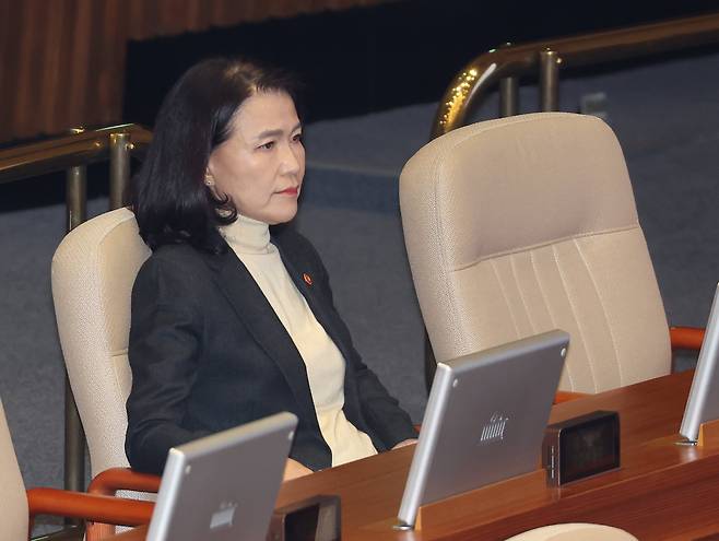 이진숙 방송통신위원장이 26일 서울 여의도 국회 본회의에서 방송미디어통신위원회의 설치 및 운영에 관한 법률안에 대한 무제한 토론을 지켜보고 있다. /연합뉴스