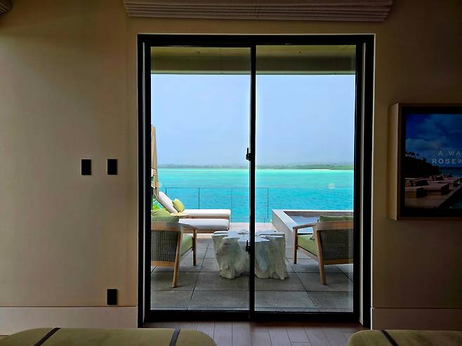 하늘색 바다가 햇빛을 머금어 형광빛으로 빛난다. /조유미 기자