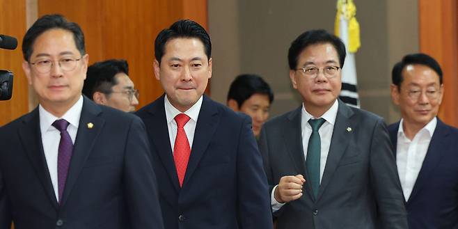 국민의힘 장동혁 대표(왼쪽 두번째부터), 송언석 원내대표, 김도읍 정책위의장이 29일 서울 여의도 한국금융투자협회에서 열린 국민의힘 자본시장 현장 간담회에서 자리로 향하고 있다. /연합뉴스