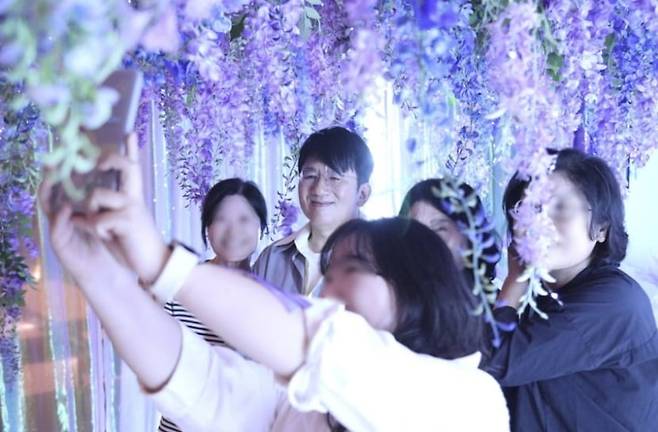 지난 27일 ‘하이브 패밀리 나이트’ 행사에서 방시혁 의장이 참가자들과 사진 촬영을 하고 있다. /하이브