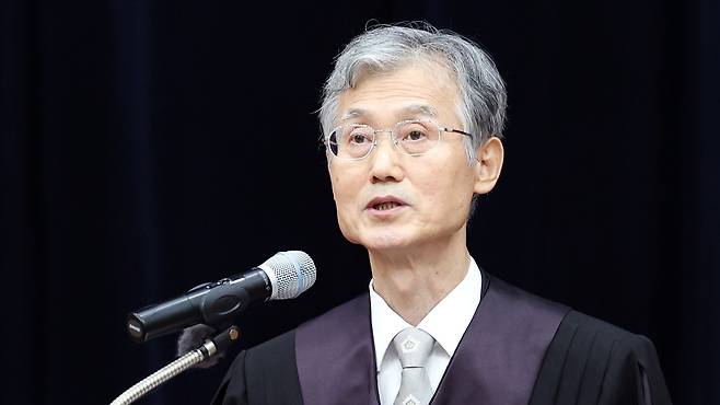 조희대 대법원장이 지난 25일 서울 서초구 대법원에서 열린 신임 법관 임명식에서 축사를 하고 있다. 여당 의원들의 사퇴 압박을 받고 있는 가운데 이날 임명식에서 조 대법원장은 “헌법 정신을 되새겨 의연한 자세로 오직 헌법과 법률, 양심에 따라 재판하라”고 했다. /대법원