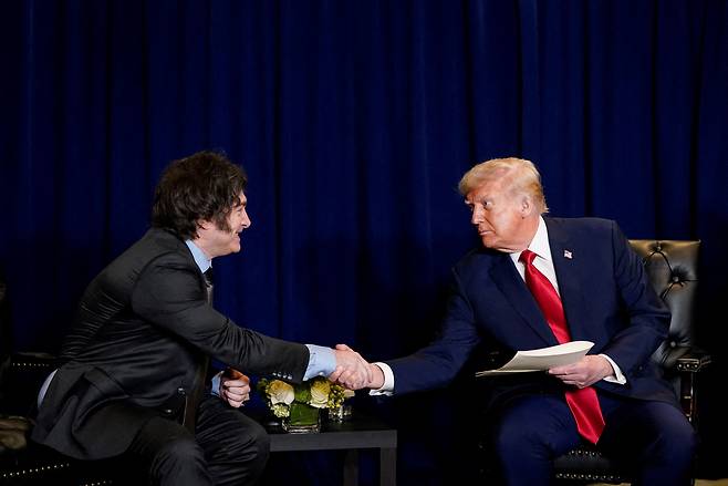 하비에르 밀레이 아르헨티나 대통령(왼쪽)과 도널드 트럼프 미국 대통령 / 로이터=연합