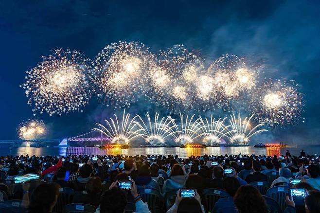 광안리에서 펼쳐지는 부산불꽃축제. 사진 한국관광공사