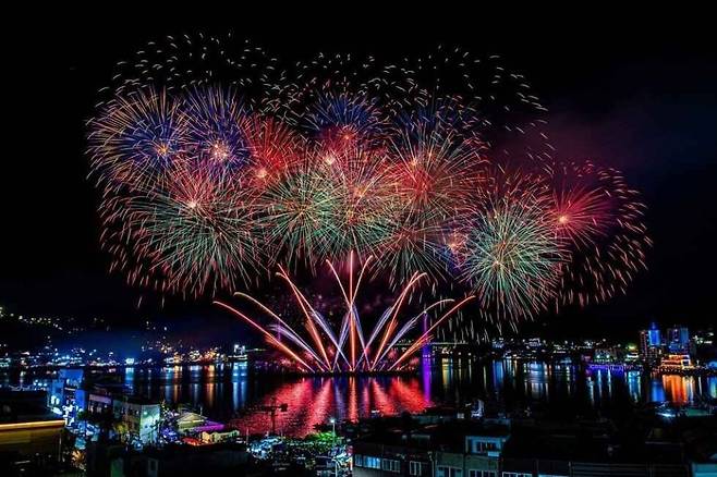 화려한 여수불꽃축제. 사진 한국관광공사