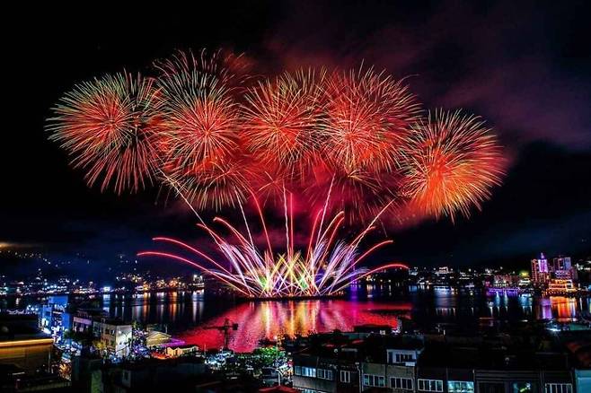 화려한 여수불꽃축제. 사진 한국관광공사