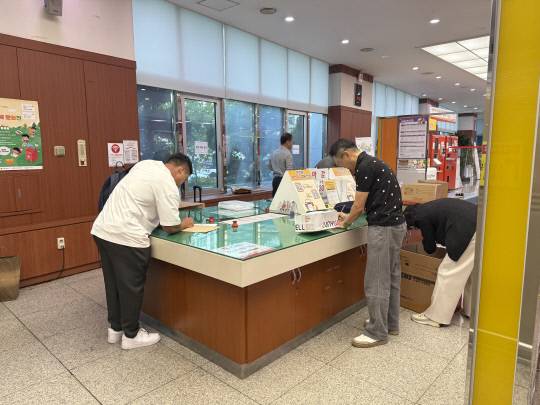 29일 대전 서구의 한 우체국에서 시민들이 우편물을 보내기 위해 수기로 주소를 작성하고 있다. 이다온 기자
