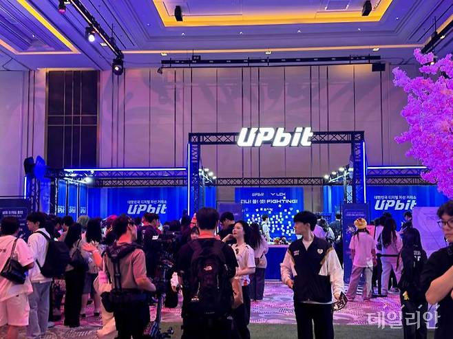 2025 리그 오브 레전드 챔피언스 코리아(LCK) 결승전이 열리는 28일 인천 인스파이어 아레나에 업비트가 팬 페스타에 부스를 마련했다. ⓒ데일리안 황지현 기자