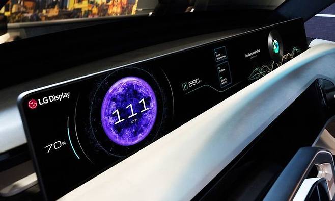 LG디스플레이가 업계 최초로 양산에 돌입한 초대형 차량용 디스플레이 ‘40인치 필러투필러’ 모습.ⓒLG디스플레이