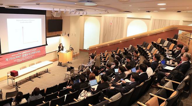 3기 원우들이 올 6월 미국 하버드 경영대학원에서 최종 강의를 듣고 있다.INI 제공