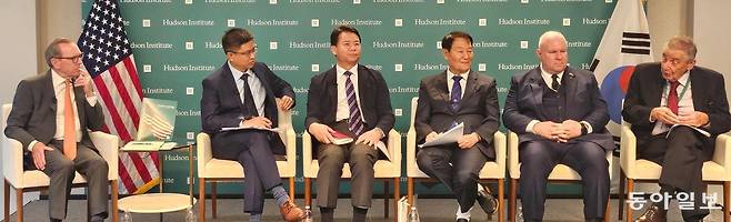 동아일보 부설 화정평화재단(이사장 현인택)과 한미안보연구회가 공동 주최한 제39회 한미 국제안보학술회의가 23일(현지 시간) 미국 워싱턴 허드슨연구소에서 열렸다. 왼쪽부터 버나드 샴포 전 미8군 사령관, 기티퐁 에디 파루샤붓 애틀랜틱카운슬 선임연구원, 박인휘 이화여대 국제대학원장, 김태우 한국군사문제연구원 핵안보연구실장, 데이비드 맥스웰 아시아태평양전략센터 부회장, 제임스 프리스텁 허드슨연구소 선임연구원. 워싱턴=신진우 특파원 niceshin@donga.com