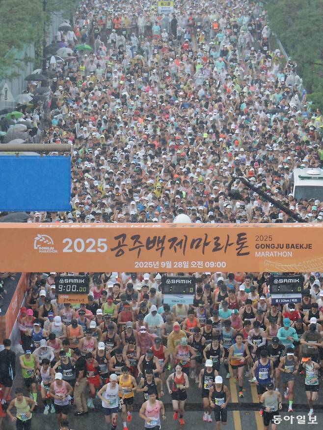 2025 공주백제마라톤 풀코스 참가자들이 28일 출발지인 충남 공주 시민운동장 앞 고마나루길을 힘차게 달려 나가고 있다. 올해 공주백제마라톤에는 42.195㎞ 풀코스 등 5개 부문에 역대 최다인 1만2100여 명이 참가했다.
공주=박형기 기자 oneshot@donga.com