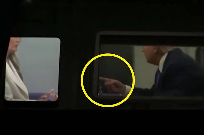 도널드 트럼프 미국 대통령이 24일(현지 시간) 미 워싱턴 백악관에 착륙한 전용 헬기 안에서 부인 멜라니아 여사를 향해 삿대질을 하며 말하는 장면이 포착됐다. X 캡처