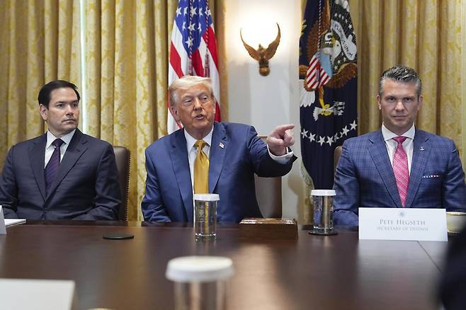 올해 7월 8일 미 워싱턴 백악관에서 열린 내각 회의에서 도널드 트럼프 대통령(가운데)이 발언하고 있다. 마크 루비오 국무장관(왼쪽)과 피트 헤그세스 국방장관이 트럼프 대통령의 양옆에 앉았다. 워싱턴=AP 뉴시스