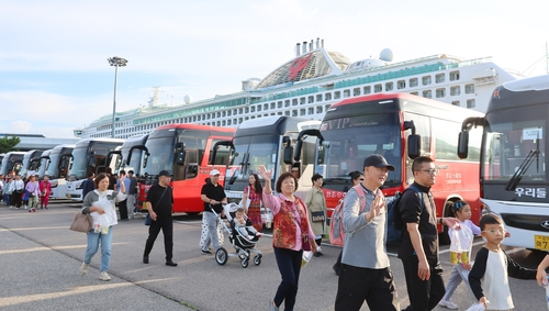 중국인 단체관광객 무비자 입국 첫날 29일 오전 인천 연수구 인천항 국제크루즈터미널에 입국한 중국인 단체 크루즈관광객들이 버스로 향하고 있다.  [연합뉴스]