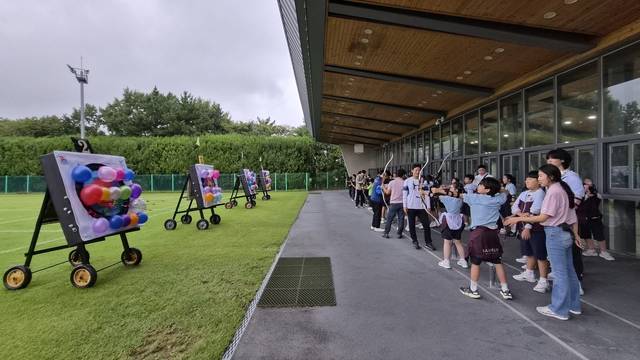 현대제철이 개최한 초등학생 양궁장 초청행사에 참가한 학생들이 양궁 미니게임을 하는 모습. 현대제철 제공