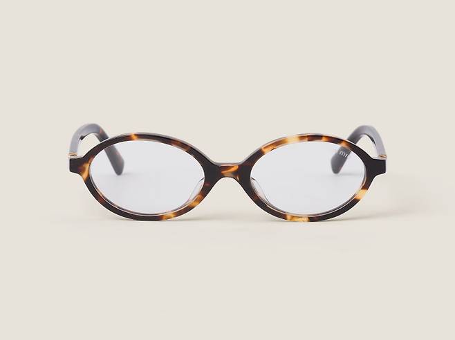 Miu Miu 빈티지한 톨토이즈 패턴의 타원형 뿔테 안경.