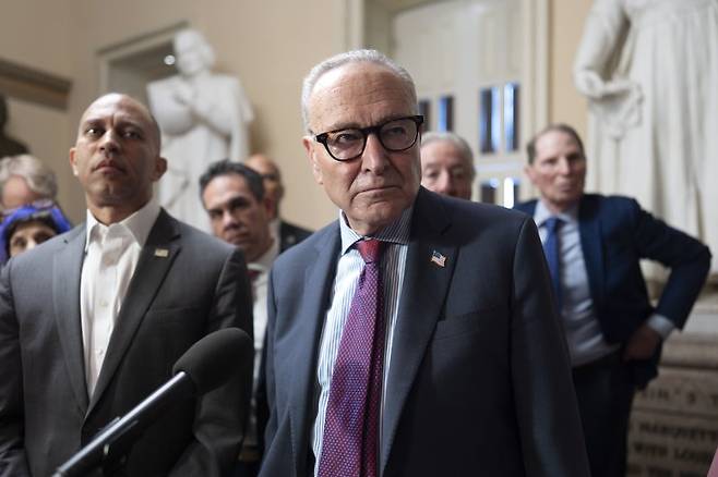 지난 11일(현지시간) 미국 워싱턴DC 국회의사당에서 민주당의 하킴 제프리스 하원 원내대표(뉴욕주·왼쪽)와 같은 당의 척 슈머 상원 원내대표(뉴욕주)가 예산 문제에 대해 발표하고 있다.AP연합뉴스