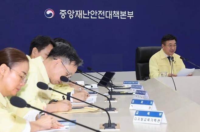 윤호중 행정안전부 장관이 29일 정부세종청사 중앙재난안전상황실에서 열린 국가정보자원관리원(국정자원) 행정정보시스템 화재 관련 중앙재난안전대책본부 회의에서 사과 발언을 하고 있다. 연합뉴스