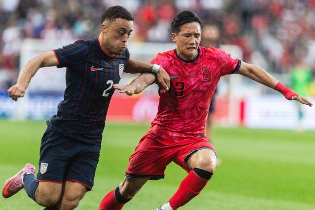 이태석(오른쪽)이 지난 5일 미국 뉴저지주 해리슨 스포츠 일러스트레이티드 스타디움에서 열린 미국과의 친선 경기 중 공을 다투고 있다. 해리슨=AP 뉴시스