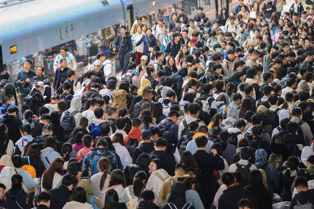 국경절 연휴를 맞아 고향에 돌아가려는 중국의 열차 승객들이 지난해 10월 7일 장쑤성 난징역에서 이동하고 있다. 난징=AFP 연합뉴스