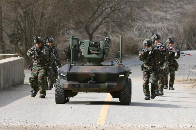 육군 25사단 장병들과 다목적 무인차량이 3월 경기 파주시 무건리 훈련장에서 진행된 한미연합 대량살상무기 제거훈련에서 장애물을 개척하며 전진하고 있다. 사진공동취재단