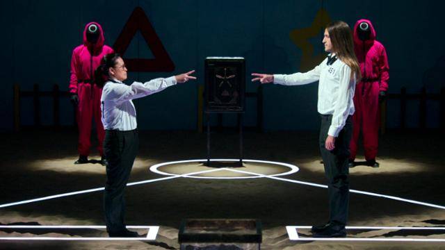 드라마 '오징어 게임: 더 챌린지'에서 최종 결선까지 살아남은 두 참가자가 가위바위보를 하고 있다. 넷플릭스 제공