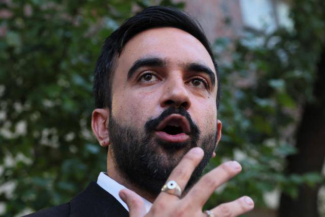 미국 민주당 소속 조란 맘다니 미 뉴욕시장 후보가 19일 뉴욕시의 암스테르담 하우스를 방문한 뒤 간단한 기자회견을 하고 있다. 뉴욕=AFP 연합뉴스