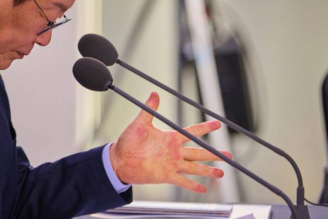 이재명 대통령이 지난 8일 서울 중구 서울스퀘어에서 열린 ‘대한민국, AI로 날다’ 국가인공지능(AI) 전략위원회 출범식에서 자료를 살펴보고 있다. 이재명 대통령 SNS.