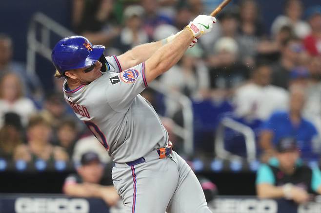 <yonhap photo-4280=""> New York Mets' Pete Alonso hits a solo home run during the third inning of a baseball game against the Miami Marlins, Saturday, Sept. 27, 2025, in Miami. (AP Photo/Lynne Sladky)/2025-09-28 06:18:51/ <저작권자 ⓒ 1980-2025 ㈜연합뉴스. 무단 전재 재배포 금지, AI 학습 및 활용 금지></yonhap>