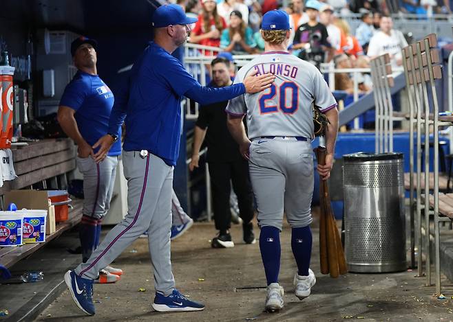 <yonhap photo-2511=""> New York Mets' Pete Alonso (20) walks through the dugout after the Mets lost to the Miami Marlins in a baseball game, Sunday, Sept. 28, 2025, in Miami. (AP Photo/Lynne Sladky)/2025-09-29 07:12:39/ <저작권자 ⓒ 1980-2025 ㈜연합뉴스. 무단 전재 재배포 금지, AI 학습 및 활용 금지></yonhap>