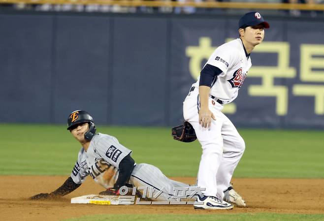 10일 오후 잠실야구장에서 열린 2025 프로야구 한화와 두산 경기. 한화 이원석이 6회 이진영 대주자로 나와 이재원 타석 때 2루 도루에 성공하고 있다. 잠실=정시종 기자 /2025.04.10.