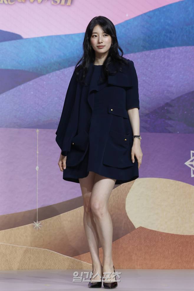 배우 수지가 29일 오후 서울 강남구 조선 팰리스 서울 강남 3층 그레이트홀에서 열린 넷플릭스 시리즈 '다 이루어질지니'제작발표회에 참석해 포토타임를 갖고 있다. '다 이루어질지니'는 천여 년 만에 깨어난 경력 단절 램프의 정령 지니(김우빈 분)가 감정 결여 인간 가영(수지 분)을 만나 세 가지 소원을 두고 벌이는 스트레스 제로, 판타지 로맨틱 코미디. 오는 10월 3일 공개. 서병수 기자 qudtn@edaily.co.kr /2025.09.29/