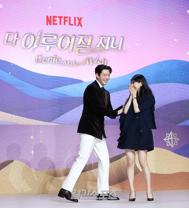배우 김우빈, 수지가 29일 오후 서울 강남구 조선 팰리스 서울 강남 3층 그레이트홀에서 열린 넷플릭스 시리즈 '다 이루어질지니'제작발표회에 참석해 포토타임를 갖고 있다. '다 이루어질지니'는 천여 년 만에 깨어난 경력 단절 램프의 정령 지니(김우빈 분)가 감정 결여 인간 가영(수지 분)을 만나 세 가지 소원을 두고 벌이는 스트레스 제로, 판타지 로맨틱 코미디. 오는 10월 3일 공개. 서병수 기자 qudtn@edaily.co.kr /2025.09.29/