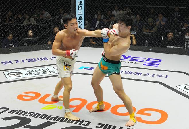 로드FC 플라이급 챔피언 이정현(왼쪽)과 편예준의 타이틀전 장면. 사진=로드FC
