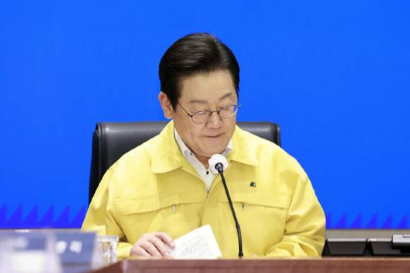 이재명 대통령이 28일 정부서울청사 중앙재난상황실에서 열린 국가정보자원관리원 화재 관련 중앙재난안전대책본부 회의에서 자료를 살펴보고 있다. 2025.9.28 [대통령실통신사진기자단] [사진=연합뉴스]