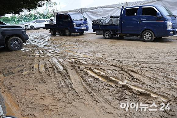 32회 증평인삼골축제 음식 부스 옆이 진흙탕으로 변해 있다. 2025. 09. 28. [사진=장예린 기자]