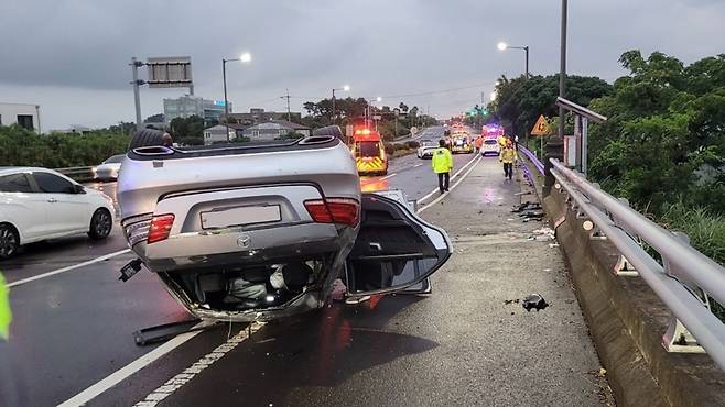 어제(28일) 저녁 6시 3분쯤 제주시 애월읍의 한 도로에서 발생한 교통사고 현장 (제주소방안전본부 제공)